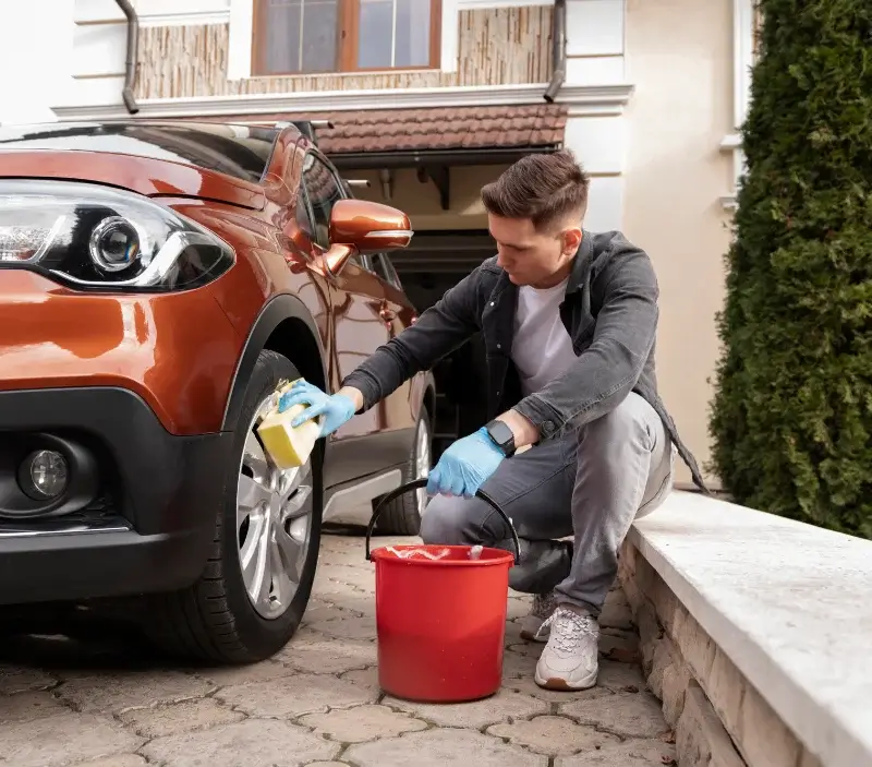 Lavage auto à domicile Saint-Erblon : professionnel intervenant sur un véhicule